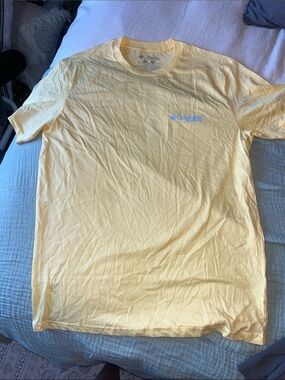 Columbia Men’s Light Yellow Short-Sleeve Tee with Subtle Logo